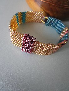 Náramky - Jednoduchý ručne šitý korálkový náramok s farebnými prúžkami pre ženu. (16,5 cm - Bordová) - 15737625_
