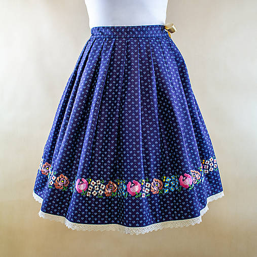 Modrá skladaná folklórna sukňa s výšivkou