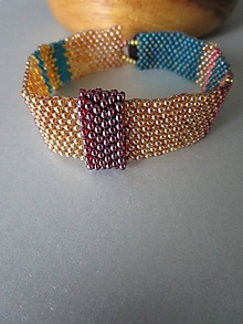 Náramky - Jednoduchý ručne šitý korálkový náramok s farebnými prúžkami pre ženu. - 15739306_
