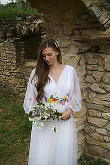 Šaty - Svadobné tylové šaty s rukávom a farebnými kvetmi - 15742229_