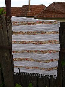 Úžitkový textil - Tkaný koberec biely s červeno-hnedo-žltými pásikmi - 15743020_
