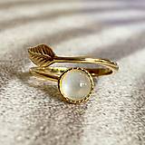 Prstene - Simple Leaf White Moonstone Ag925 Gold Plated Ring / Strieborný pozlátený prsteň s bielym mesačným kameňom - 15746811_