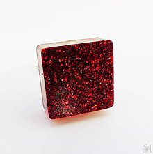 Prstene - Handmade živicový štvorcový prsteň s červenými trblietkami - 15746068_