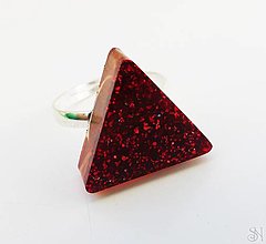 Prstene - Handmade živicový trojuholníkový prsteň s červenými trblietkami - 15746151_