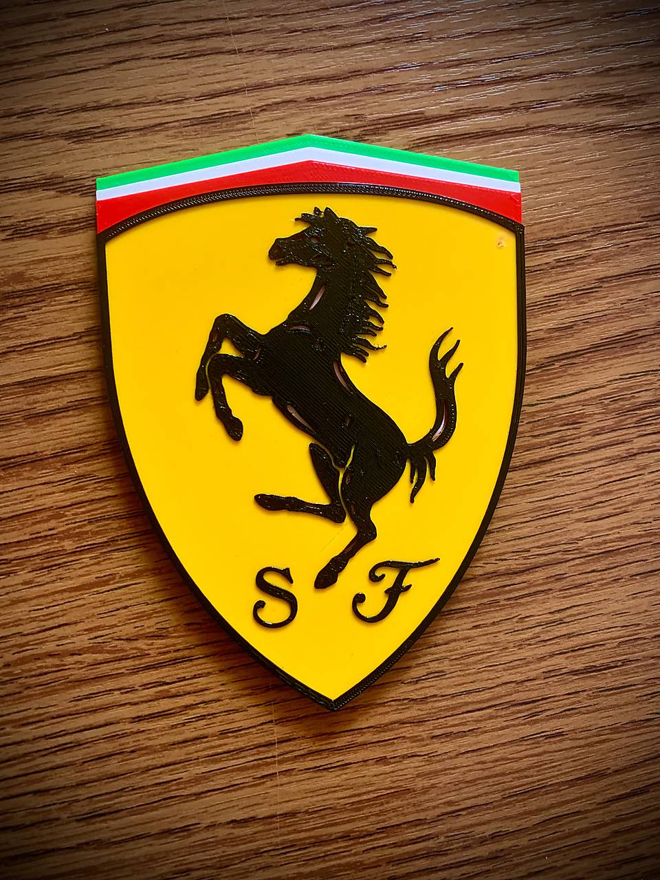 Ferrari logo na stenu 
