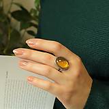 Prstene - Strieborný prsteň s dominikánskym jantárom - 15747297_