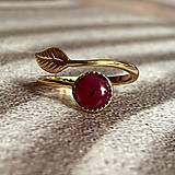 Prstene - Simple Leaf Natural Ruby Ag925 Gold Plated Ring / Strieborný pozlátený prsteň s rubínom - 15747682_
