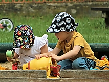 Detské čiapky - Letný detský šilt futbalové lopty na čiernej - 15747823_
