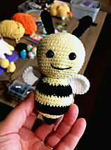 Hračky - Háčkovaná včielka - 15748754_