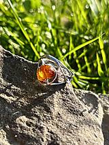 Prstene - Elegantný jantárový prsteň - 15748215_