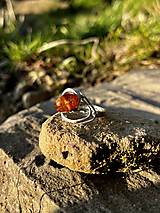 Prstene - Elegantný jantárový prsteň - 15748216_