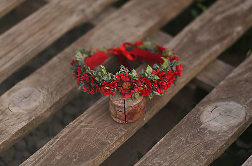 Lúčny folklórny kvetinový venček červený