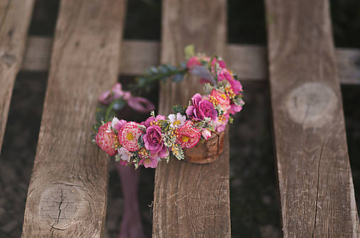 Lúčny folklórny  kvetinový venček - ružový