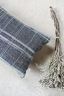 Úžitkový textil - Vankúš ADRIANO, recyklácia džínsov, tmavomodrý, 30x60 cm - 15750118_
