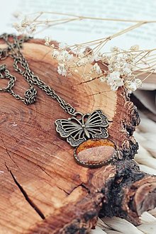 Náhrdelníky - Živicový motýlik - 15750925_