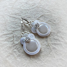 Náušnice - Svadobné perlové náušnice v bielej farbe zo šujtášu Svadba 2023 - 15752813_