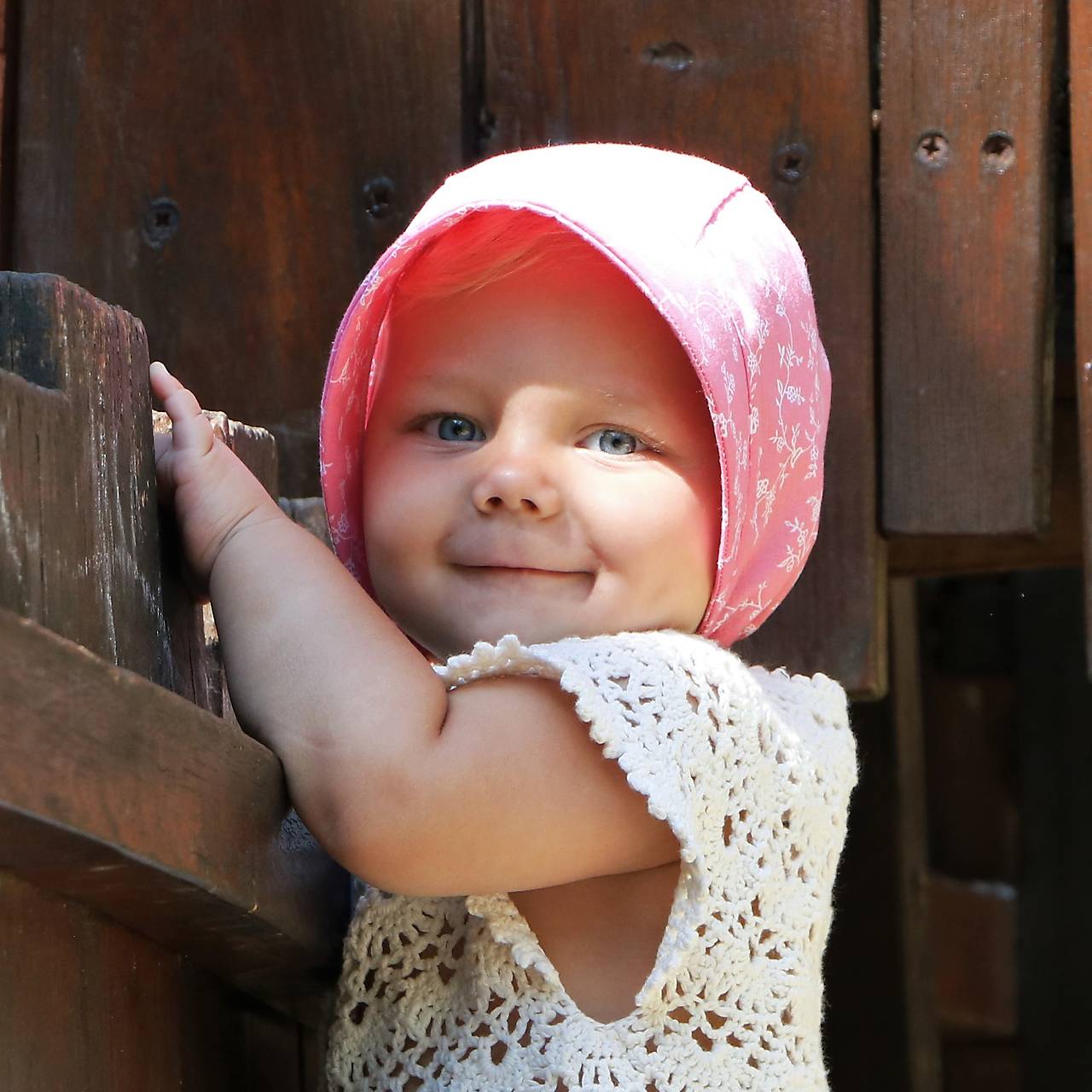 Letný detský čepček kvietky na ružovej