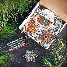 Dekorácie - Drevené vianočné ozdoby - Dedinka (5ks) (Tyrkysová s vločkou) - 15757847_