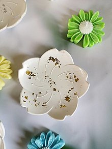 Nádoby - Dekoračné podtácky v tvare kvetu (Biela so zlatou fóliou) - 15761549_