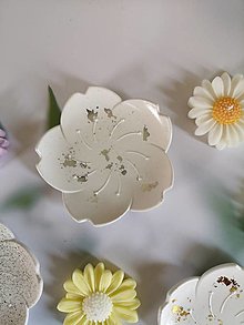 Nádoby - Dekoračné podtácky v tvare kvetu (Biela so striebornou fóliou) - 15761550_