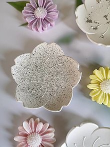 Nádoby - Dekoračné podtácky v tvare kvetu (Kameninová) - 15761562_