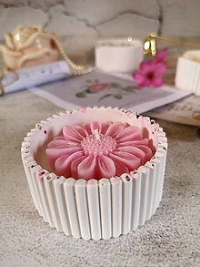 Svietidlá a sviečky - Sójová sviečka v nádobe s margarétkou (Biela s ružovou) - 15762049_