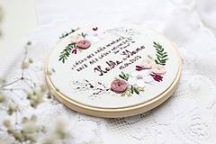 Darčeky pre svadobčanov - Výšivka Kvetinový obláčik s citátom menšia ♡ - 15763702_