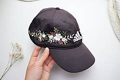 Čiapky, čelenky, klobúky - Vyšívaná šiltovka na objednávku ♡ - 15766239_