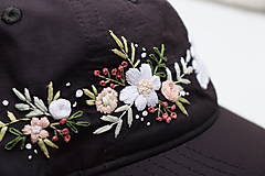 Čiapky, čelenky, klobúky - Vyšívaná šiltovka na objednávku ♡ - 15766242_