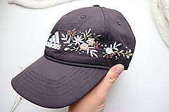 Čiapky, čelenky, klobúky - Vyšívaná šiltovka na objednávku ♡ - 15766243_