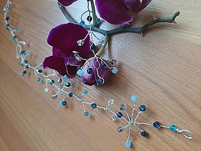 Iné šperky - Modrá korálková ozdoba do vlasov na striebornom drôtiku. - 15764731_
