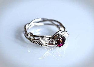 Prstene - Strieborný drôtikovaný prstienok s kvetinovým motívom, s prírodným Granátom. - 15768584_
