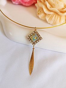 Náhrdelníky - Živicový náhrdelník štrasový s perleťou, oceľové lanko - 15768039_