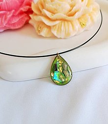 Náhrdelníky - Živicový náhrdelník zelený s perleťou, oceľové lanko - 15768106_