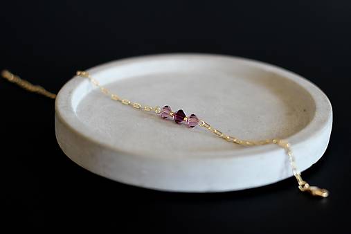 Náramky - Pozlatený náramok so Swarovski korálkami (Fialová) - 15770491_