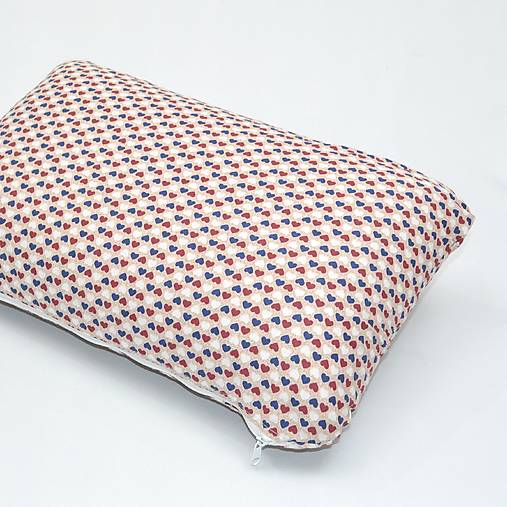 Úžitkový textil - Modré, biele a bordó srdiečka na béžovej- obliečka na cestovný vankúš - 15771006_