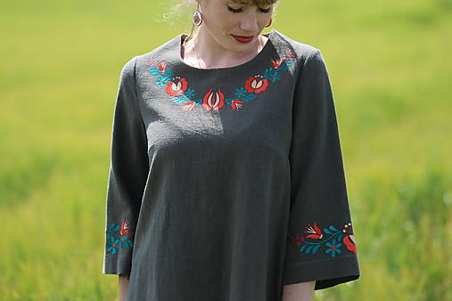 Šaty - Krátke vyšívané ľanové šaty V zelenej tôni - 15769997_