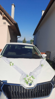 Iné doplnky - Kvetinová šerpa na svadobné auto (Biela) - 15772460_