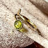 Prstene - Simple Leaf Peridot Ag925 Gold Plated Ring / Strieborný pozlátený prsteň s brúseným olivínom - 15776938_