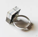 Prstene - Handmade živicový štvorcový prsteň s bielym kvetom a trblietkami - 15776275_