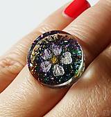 Prstene - Handmade živicový kruhový prsteň s kvetom a trblietkami - 15776317_