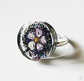 Prstene - Handmade živicový kruhový prsteň s kvetom a trblietkami - 15776319_