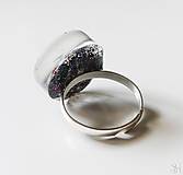 Prstene - Handmade živicový kruhový prsteň s kvetom a trblietkami - 15776320_