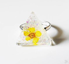 Prstene - Handmade živicový trojuholníkový prsteň so žltým kvetom a trblietkami - 15776265_