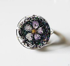 Prstene - Handmade živicový kruhový prsteň s kvetom a trblietkami - 15776318_