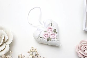 Dekorácie - Vyšívané srdiečko ♡ (Ružové ružičky) - 15777352_