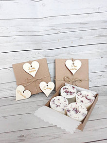 Sviečky - Prírodné sójové čajové sviečky v darčekovej krabičke napríklad pre pani učiteľku (S lupienkami ruží drevená dekorácia) - 15776747_