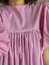 Šaty - Midi šaty s balónovými rukávmi - 15776857_
