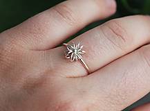 Prstene - Strieborný prsteň sedmokráska - 15776029_