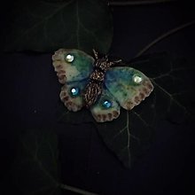 Náhrdelníky - Modrý-zelený Motýľ nesúci na krídlach leto - 15777349_